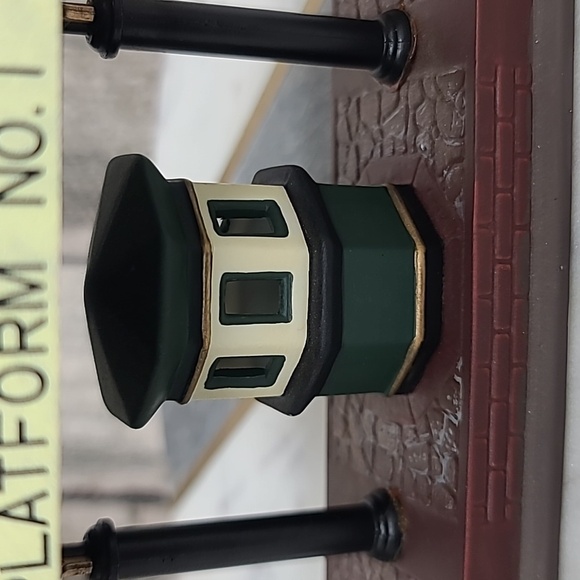 Department 56 Vintage Heritage Village Collection "Victoria Stn. Train Platform" - Picture 5 of 17